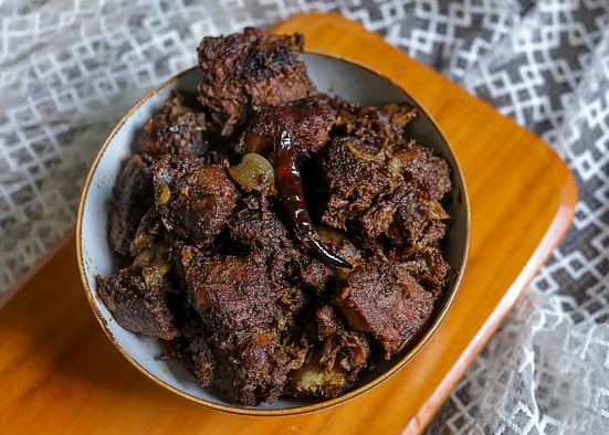 What ingredients are needed to cook 1.5 kg of beef black roast?